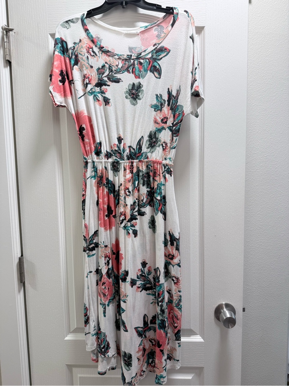 Floral Short-Sleeve Midi Dress in White and Pink
